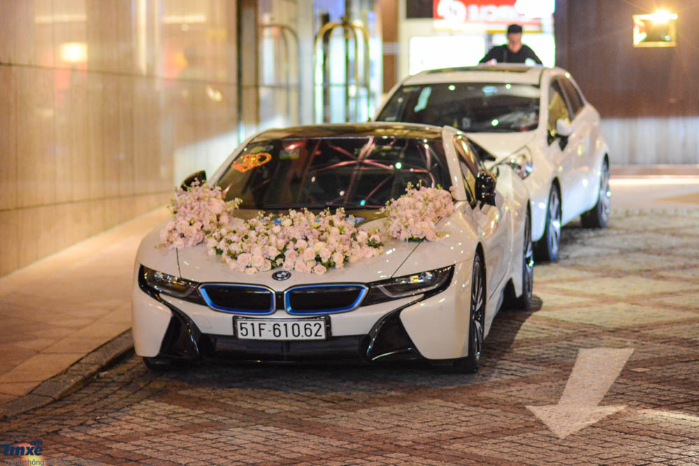 Chiếc BMW i8 này cũng từng đồng hành với Diệp Lâm Anh đến chia vui người bạn thân Đàm Thu Trang mở quán ăn