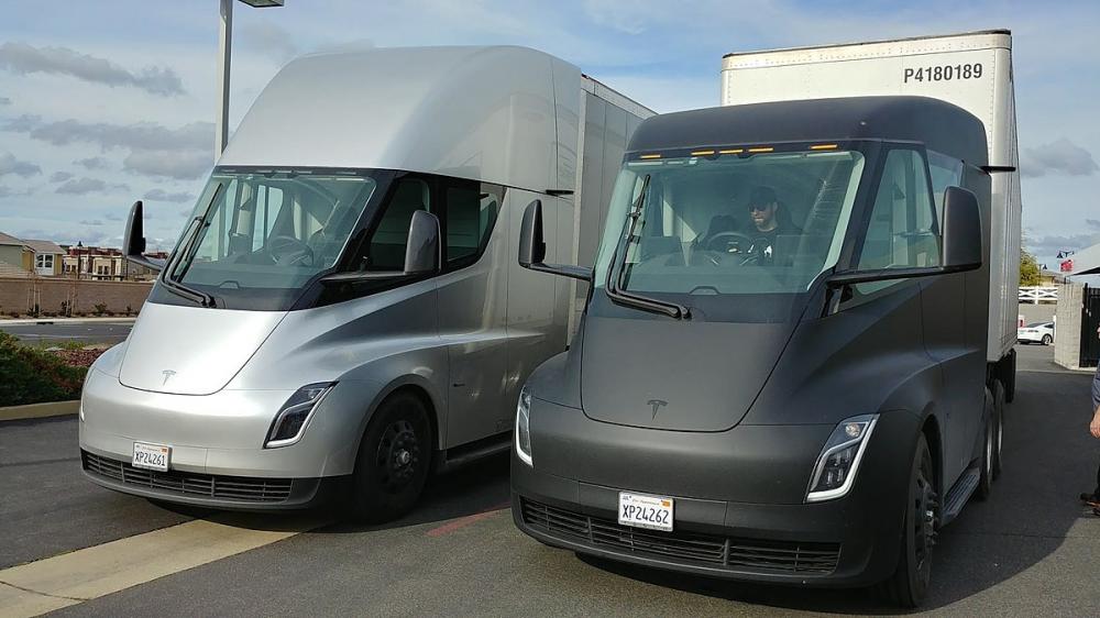 Hai phiên bản Tesla Semi
