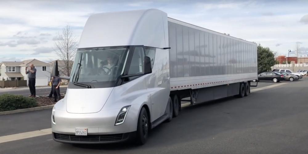 Hình ảnh một mẫu Tesla Semi thử nghiệm được bắt gặp trên đường