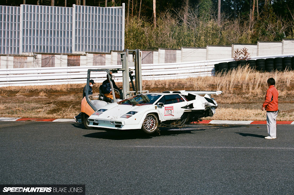 Chiếc Lamborghini Countach LP5000 Quattrovalvole ra khỏi đường đua bằng xe nâng Chiếc Lamborghini Countach LP5000 Quattrovalvole ra khỏi đường đua bằng xe nâng