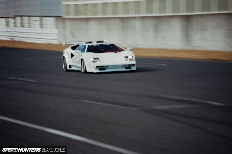 Chiếc Lamborghini Countach LP5000 Quattrovalvole chạy trên đường đua trước khi tai nạn xảy ra Chiếc Lamborghini Countach LP5000 Quattrovalvole chạy trên đường đua trước khi tai nạn xảy ra