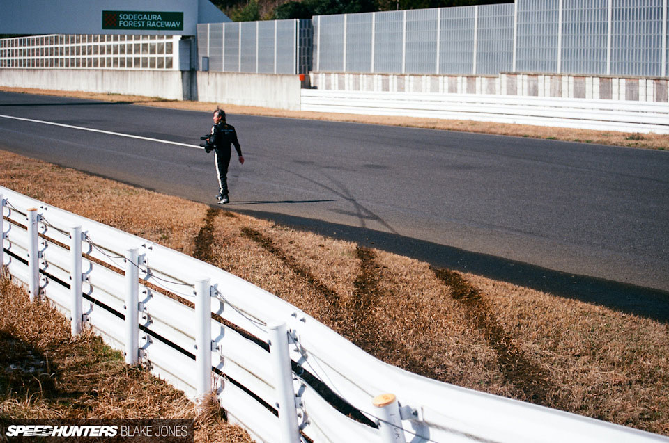 Người lái chiếc Lamborghini Countach LP5000 Quattrovalvole đi bộ trên đường đua sau tai nạn Người lái chiếc Lamborghini Countach LP5000 Quattrovalvole đi bộ trên đường đua sau tai nạn