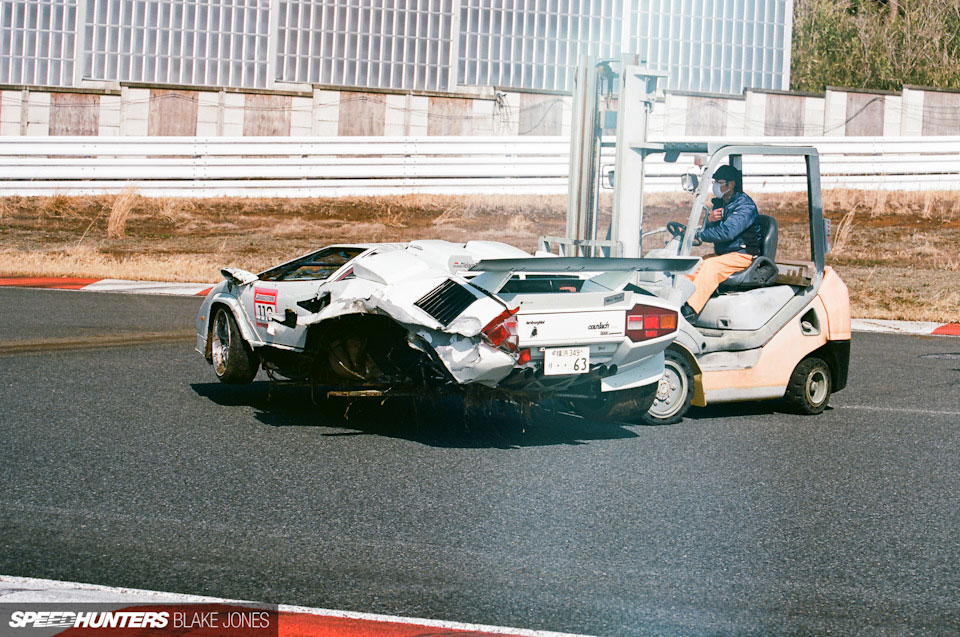 Chiếc Lamborghini Countach LP5000 Quattrovalvole ra khỏi đường đua bằng xe nâng Chiếc Lamborghini Countach LP5000 Quattrovalvole ra khỏi đường đua bằng xe nâng