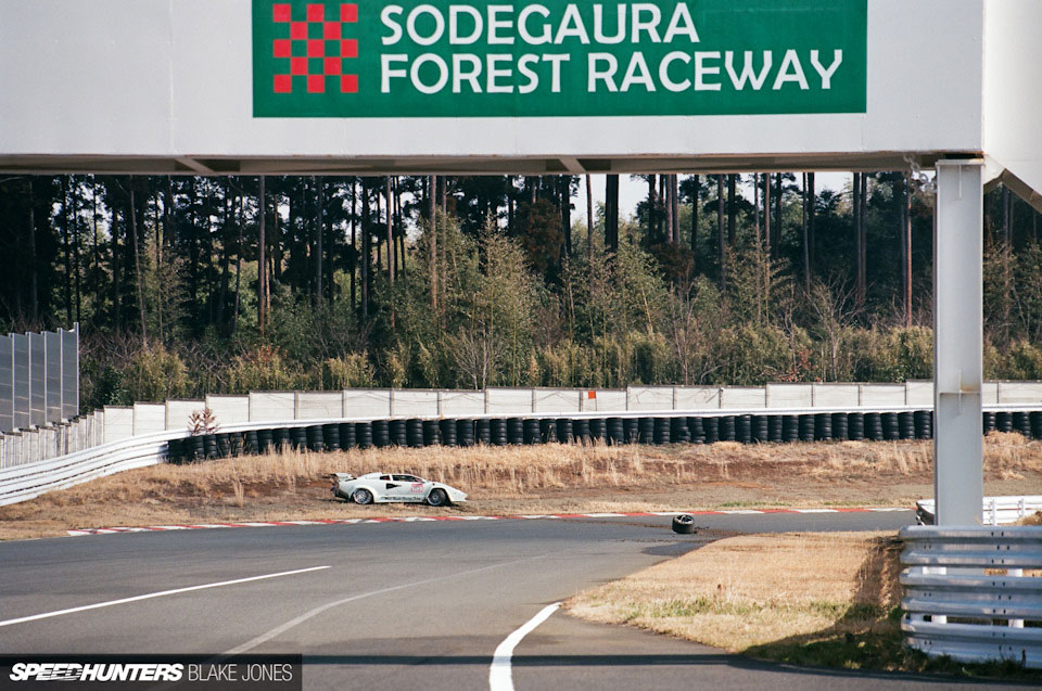 Chiếc Lamborghini Countach LP5000 Quattrovalvole lao vào bãi cỏ bên đường đua Chiếc Lamborghini Countach LP5000 Quattrovalvole lao vào bãi cỏ bên đường đua