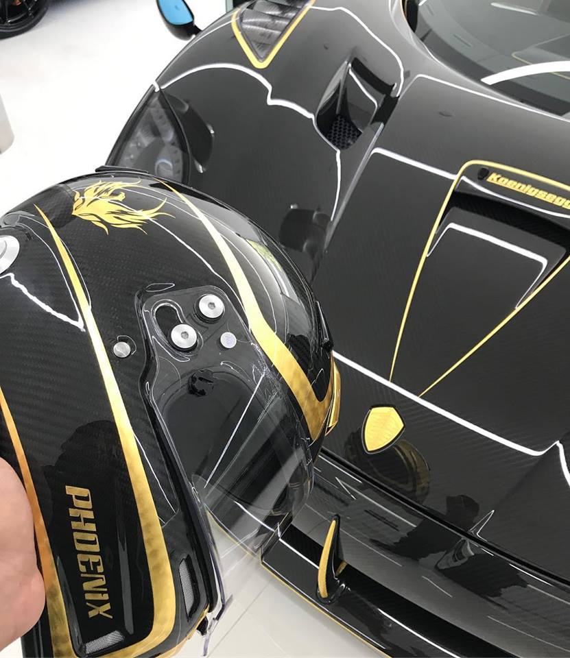 Chiếc mũ bảo hiểm đặc biệt bằng sợi carbon và vàng 24k của Koenigsegg tặng cho doanh nhân Mỹ. Chiếc mũ bảo hiểm đặc biệt bằng sợi carbon và vàng 24k của Koenigsegg tặng cho doanh nhân Mỹ.