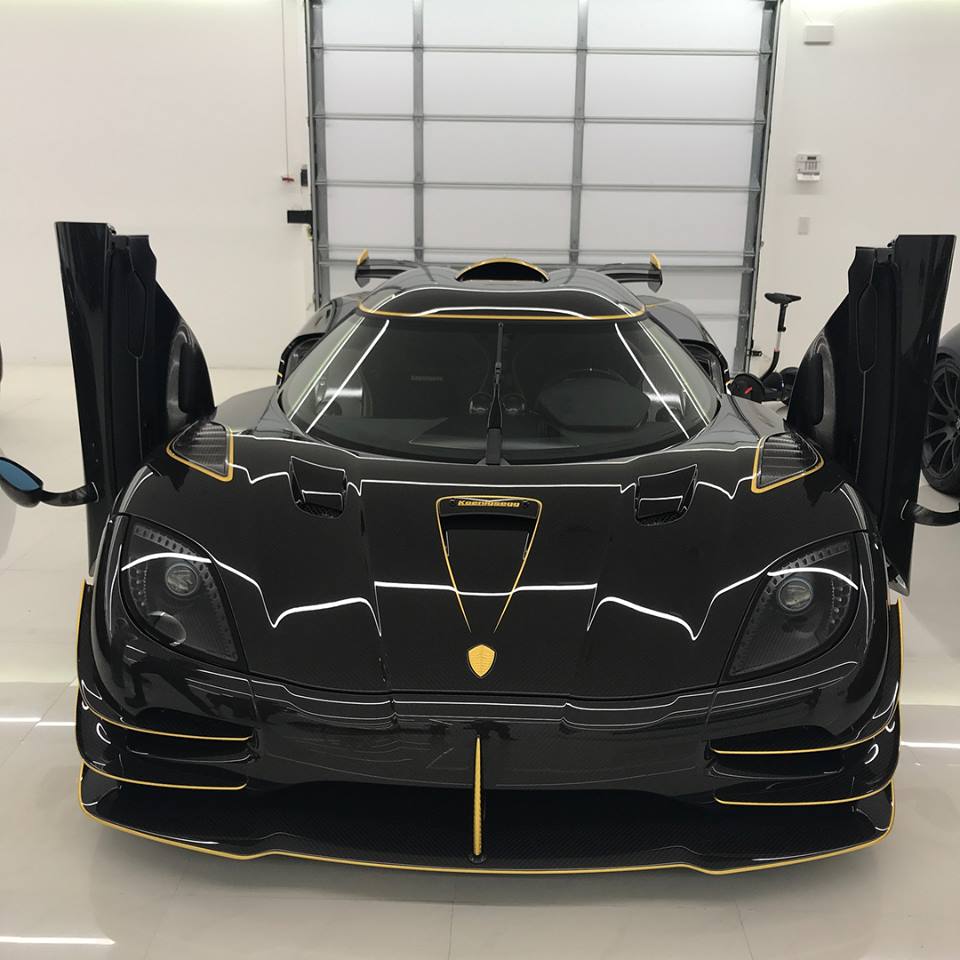 Cận cảnh chiếc Koenigsegg Agera RS Phoenix hàng thửa của Manny Khoshbin. Cận cảnh chiếc Koenigsegg Agera RS Phoenix hàng thửa của Manny Khoshbin.