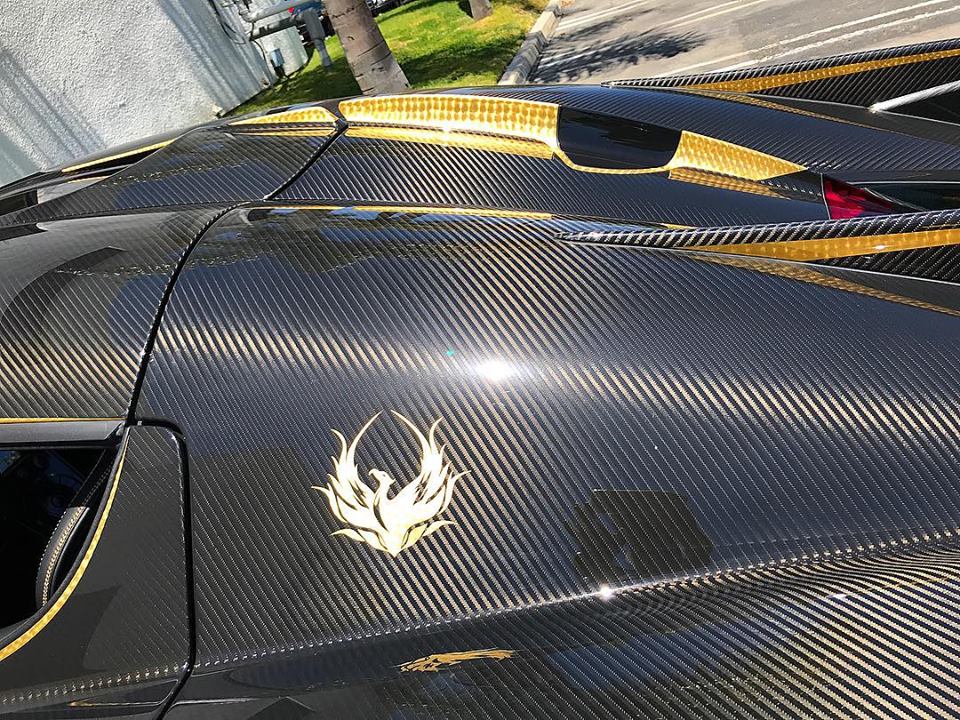 Hỉnh ảnh phượng hoàng lửa xuất hiện bên hông xe và được mạ vàng 24k. Hỉnh ảnh phượng hoàng lửa xuất hiện bên hông xe và được mạ vàng 24k.