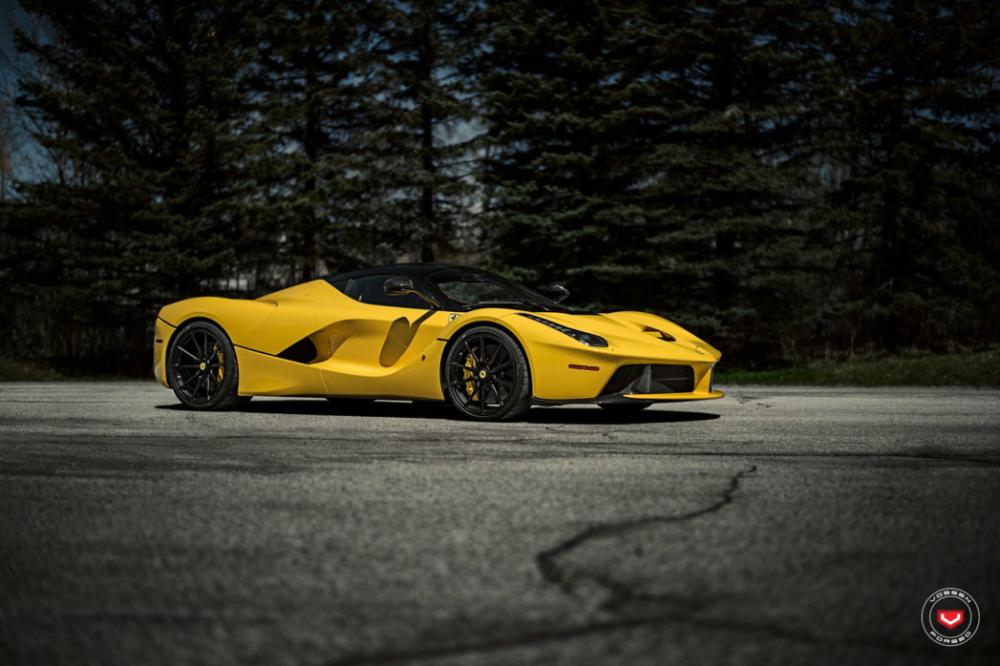 Tuy nhiên, với hãng độ mâm Vossen thì họ lại không cho như vậy và đã thiết kế ra bộ guốc riêng cho siêu phẩm hybrid này