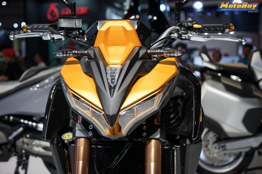 Kymco K-Rider 400 được trang bị bộ đèn pha LED vát chéo trông khá dữ dằn và 