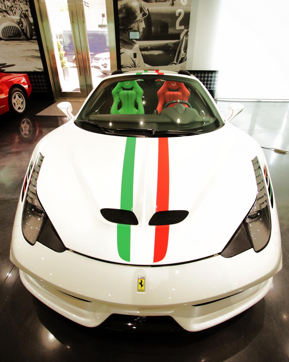 Ferrari 458 Special Aperta màu trắng với những đường kẻ mang cảm hứng quốc kỳ Ý