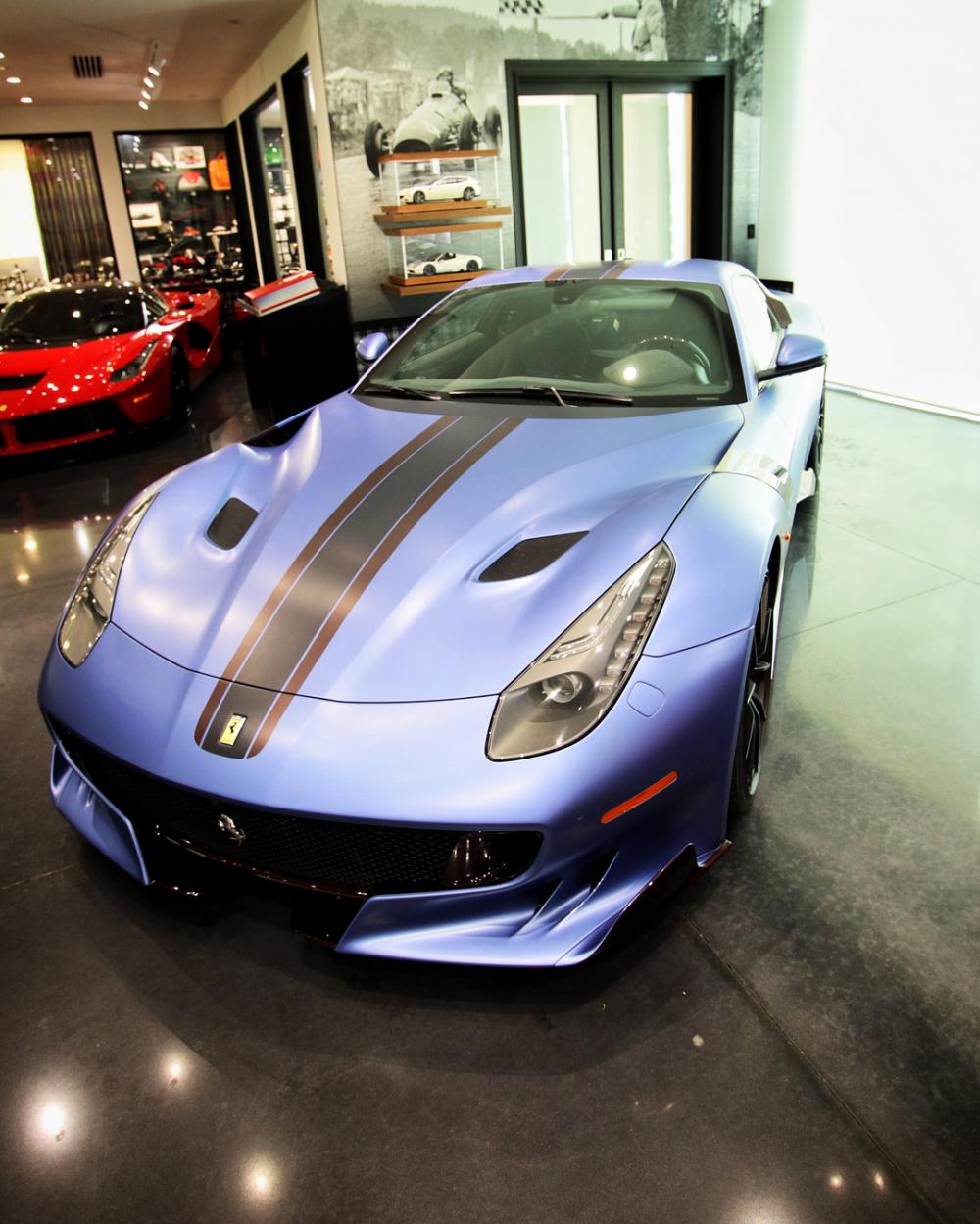 Ferrari F12tdf màu xanh dường lạ mắt của tay golf người Mỹ