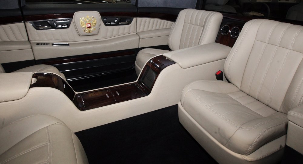 Khoang hành khách phía sau của chiếc limousine