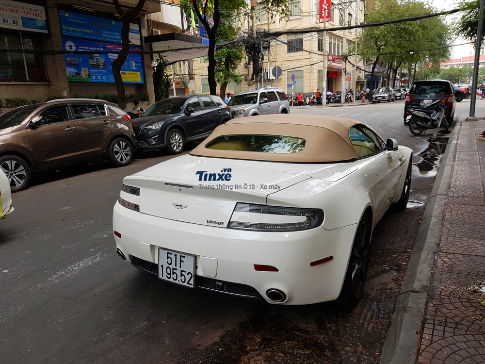 Aston Martin V8 Vantage Roadster lần đầu tiên trình làng tại triển lãm Los Angeles 2006