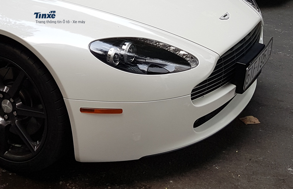Mức giá bán cho một chiếc Aston Martin V8 Vantage mui trần lúc mới ra mắt vào khoảng 130.000 USD.