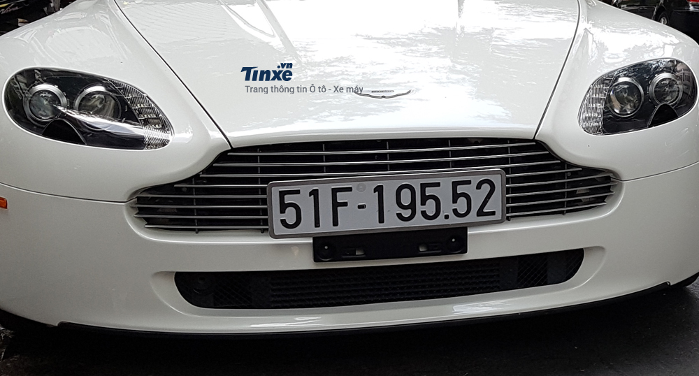 Ban đầu, hãng xe sang Aston Martin trang bị cho V8 Vantage Roadster khối động cơ V8