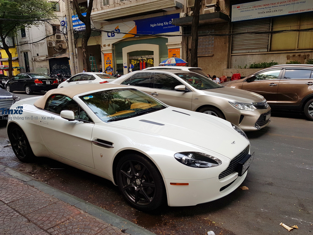 Đây là 1 trong 3 chiếc Aston Martin V8 Vantage Roadster được đưa về nước vào năm 2009.