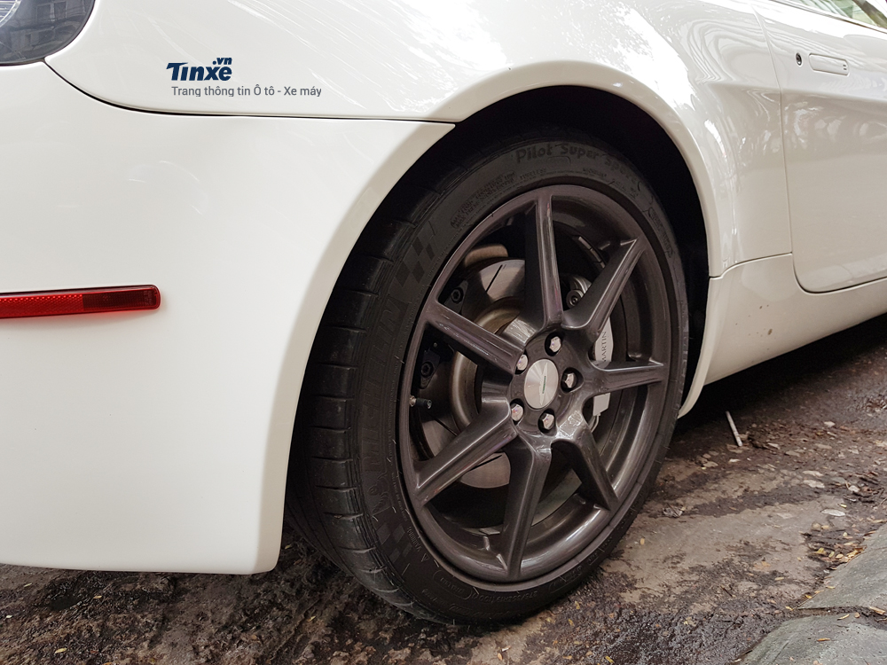 Ngoài ra, phải kể đến bộ mâm 7 chấu đơn của chiếc xe này sơn màu đen nhám đối lập.