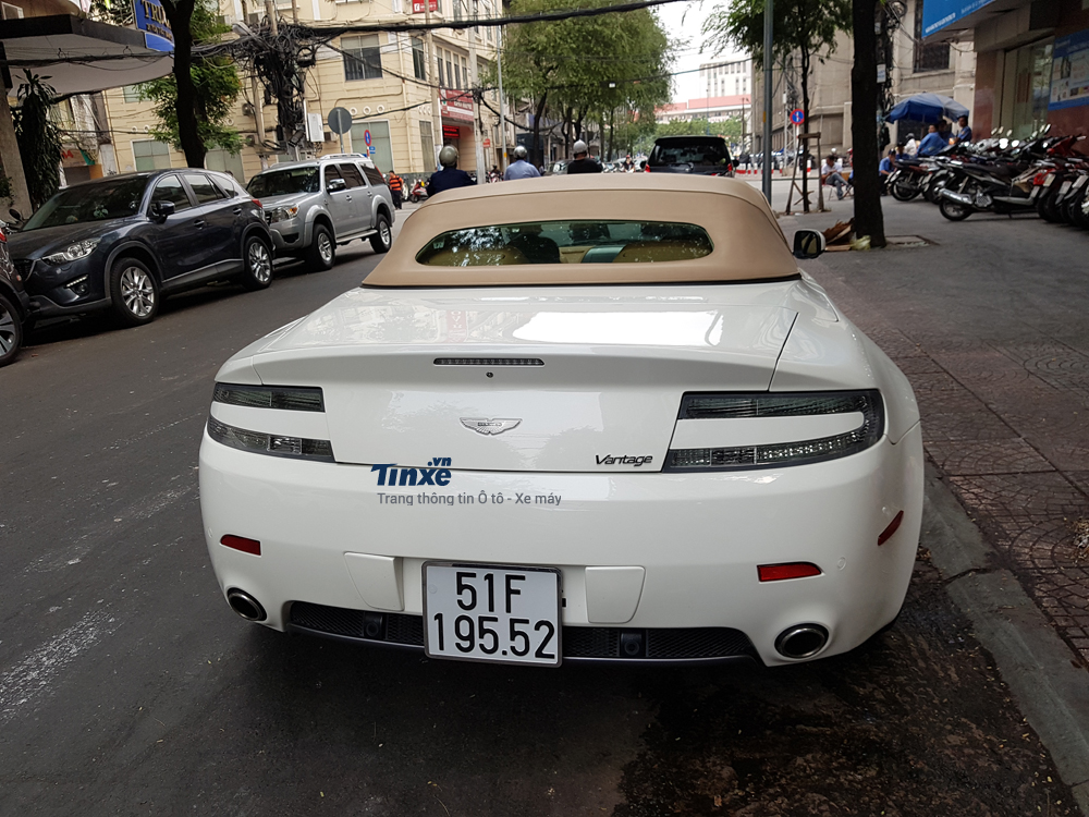 Theo thông tin chúng tôi tìm hiểu được, mẫu xe sang mui trần này nằm trong bộ sưu tập xe cực khủng của một doanh nhân kinh doanh lĩnh vực ngành tiêu dùng.