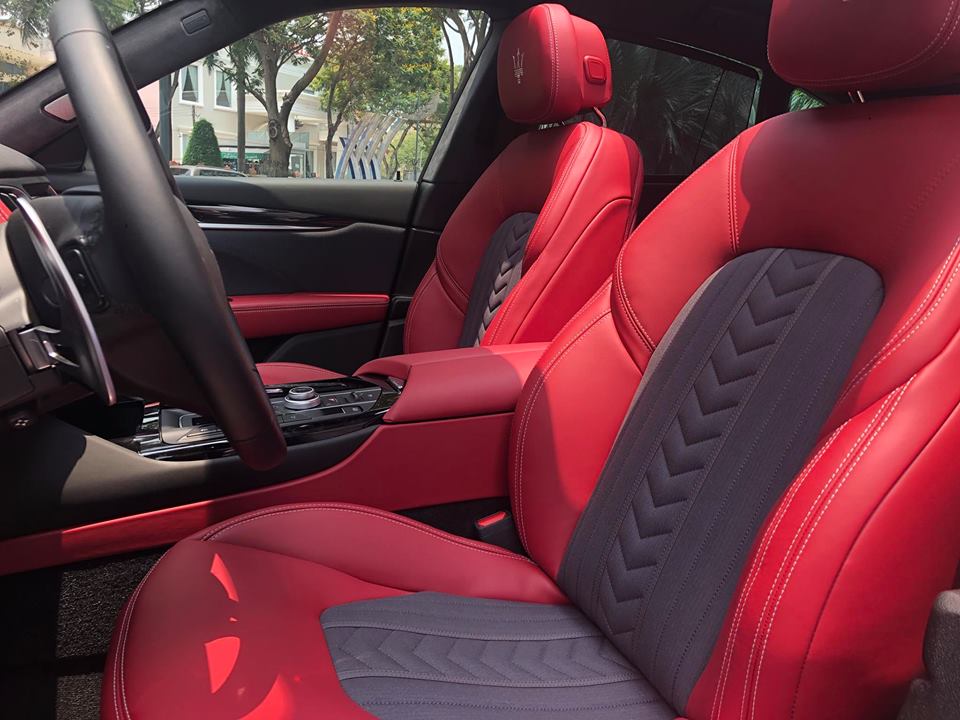 Những nghệ nhân tại Zegna đã khéo léo đưa chất liệu lụa cao cấp của mình vào nội thất của Maserati Levante S ở các chi tiết như lưng ghế, ốp cửa và đi kèm còn có hoa văn Chevron màu xám tro Những nghệ nhân tại Zegna đã khéo léo đưa chất liệu lụa cao cấp của mình vào nội thất của Maserati Levante S ở các chi tiết như lưng ghế, ốp cửa và đi kèm còn có hoa văn Chevron màu xám tro