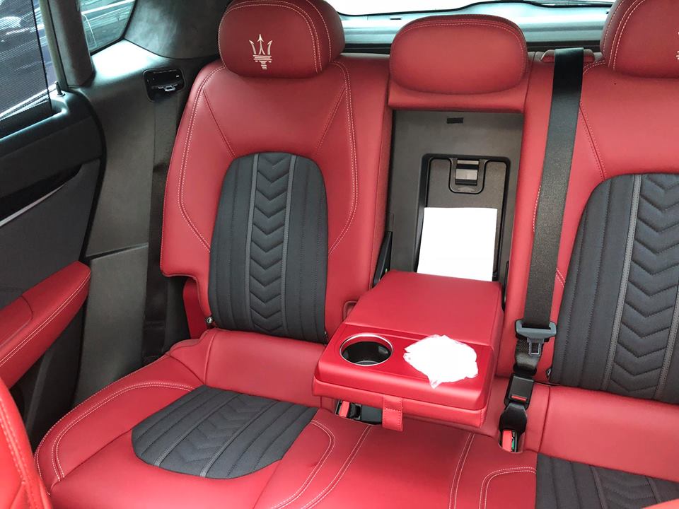 Điều gây ấn tượng của chiếc Maserati Levante S mới bàn giao cho khách hàng chính là nội thất theo tuỳ chọn Zegna với sự kết hợp giữa lụa Ermenegildo Zegna màu xám tro Anthracite và da màu đỏ Điều gây ấn tượng của chiếc Maserati Levante S mới bàn giao cho khách hàng chính là nội thất theo tuỳ chọn Zegna với sự kết hợp giữa lụa Ermenegildo Zegna màu xám tro Anthracite và da màu đỏ