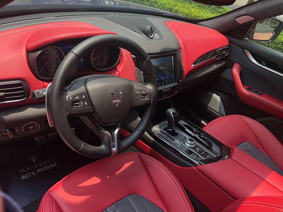 Các nghệ nhân Zegna sử dụng đến 12 mét lụa cao cấp chỉ để trang trí cho nội thất của chiếc Maserati Levante S màu xanh Blu Emozione hàng hiếm này Các nghệ nhân Zegna sử dụng đến 12 mét lụa cao cấp chỉ để trang trí cho nội thất của chiếc Maserati Levante S màu xanh Blu Emozione hàng hiếm này