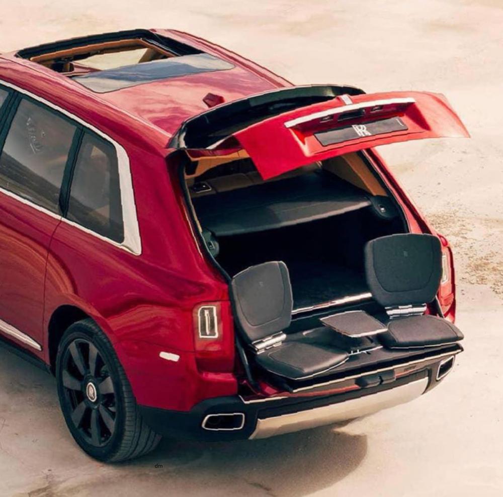 Thiết kế đuôi xe của Rolls-Royce Cullinan 2019 với đèn hậu nằm dọc Thiết kế đuôi xe của Rolls-Royce Cullinan 2019 với đèn hậu nằm dọc