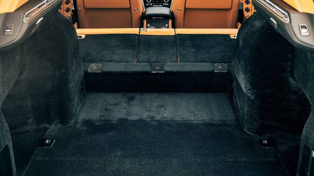 Cốp rộng rãi của Rolls-Royce Cullinan 2019 khi hàng ghế sau gập xuống Cốp rộng rãi của Rolls-Royce Cullinan 2019 khi hàng ghế sau gập xuống