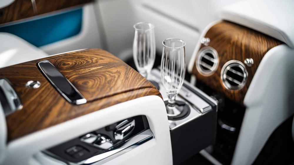 Ly uống rượu dành cho hành khách trên hàng ghế sau Ly uống rượu dành cho hành khách trên hàng ghế sau