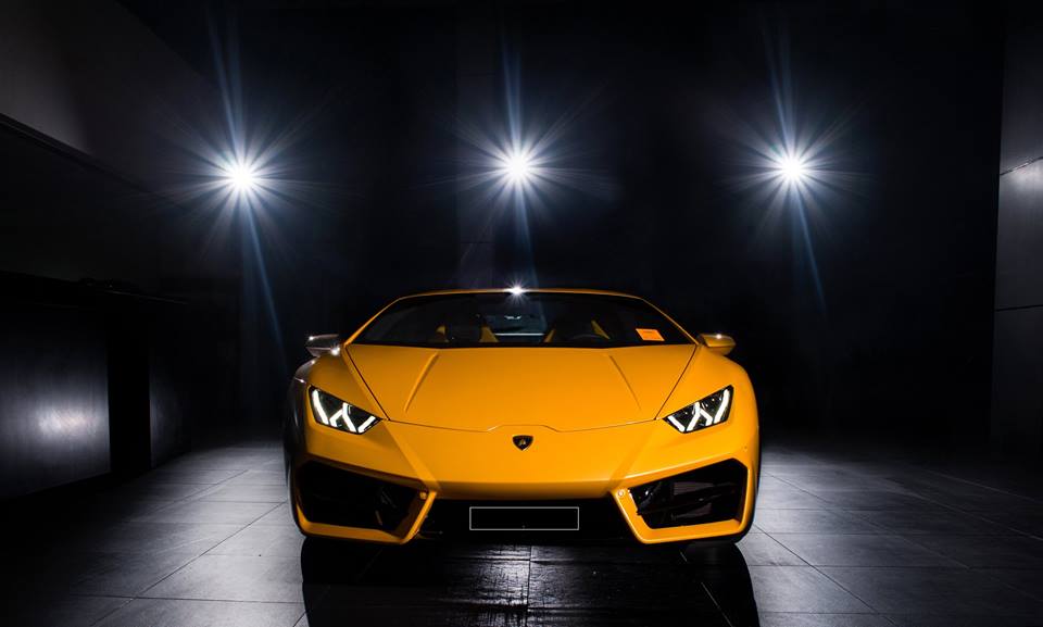 Lamborghini Huracan LP580-2 đang được trưng bày trong Nam có ngoại thất màu vàng rực