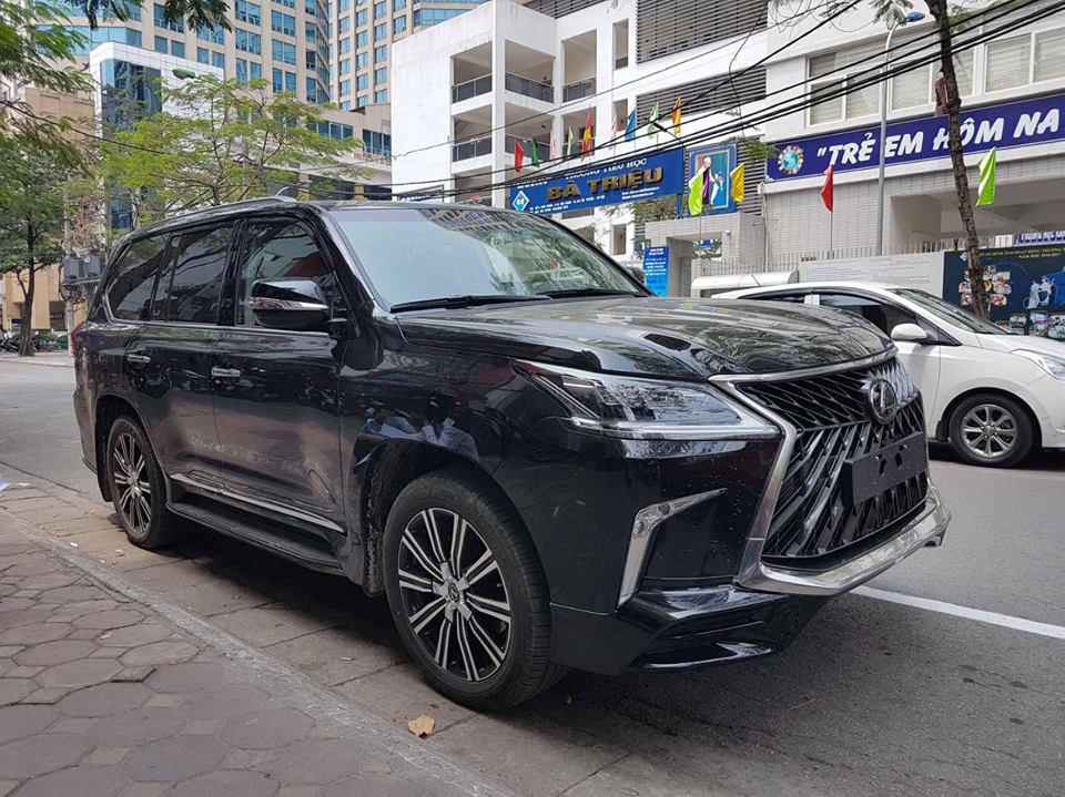 Tại thị trường Việt Nam, Lexus LX570 Super Sport 2018 có giá bán 10 tỷ Đồng
