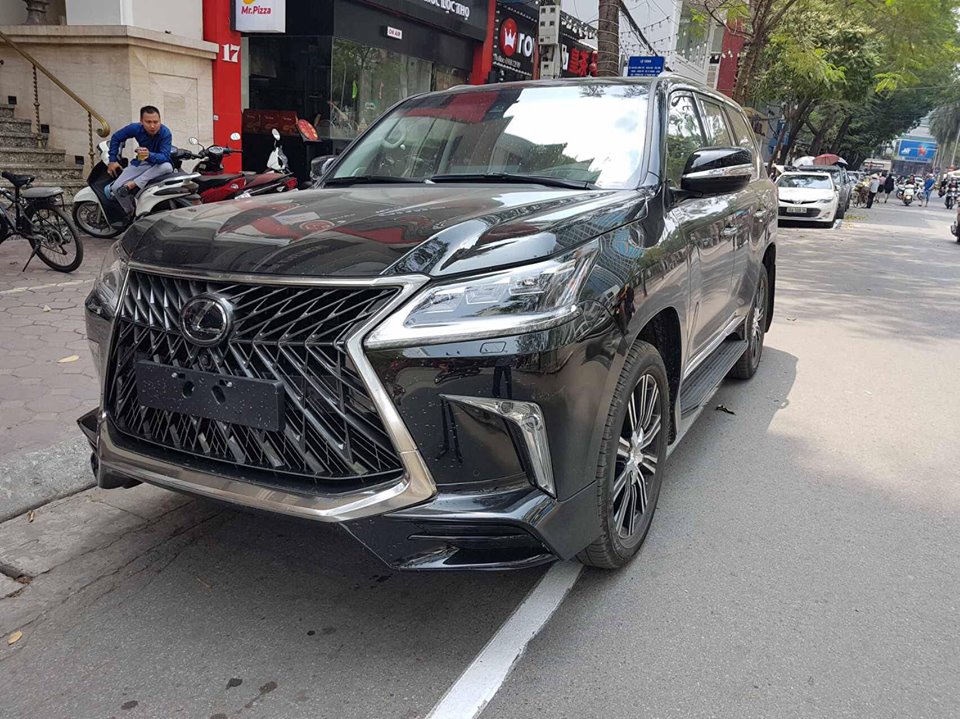  Lexus LX570 Super Sport 2018 có ngoại hình hầm hố hơn bản tiêu chuẩn