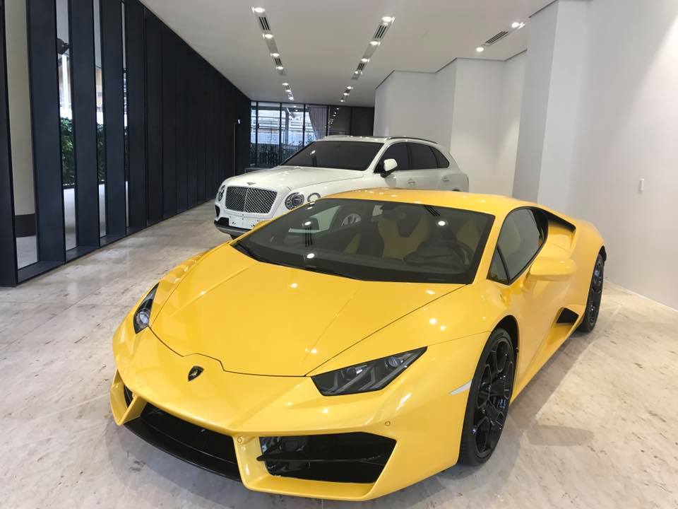  Lamborghini Huracan LP580-2 màu vàng và chiếc SUV siêu sang Bentley Bentayga màu trắng đỗ cùng nhau tại toà nhà