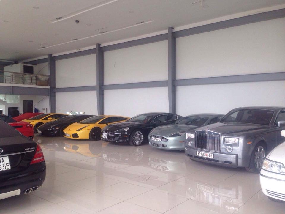 Ngoài ra, là 2 chiếc Aston Martin Rapide, 3 chiếc Rolls-Royce Ngoài ra, là 2 chiếc Aston Martin Rapide, 3 chiếc Rolls-Royce