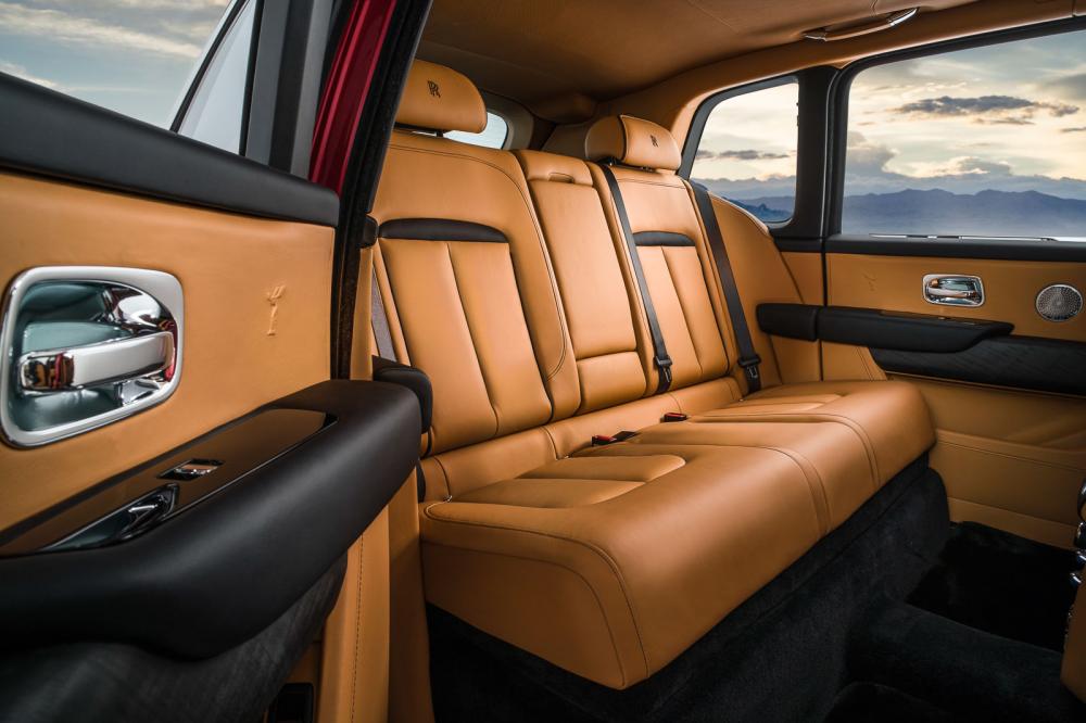 Hàng ghế sau của Rolls-Royce Cullinan 2019 ở cấu hình Lounge Seat Hàng ghế sau của Rolls-Royce Cullinan 2019 ở cấu hình Lounge Seat