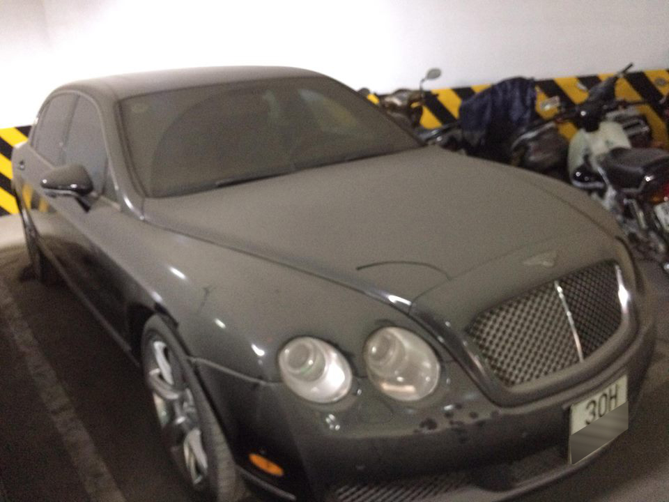 Ngoại thất chiếc xe siêu sang Bentley Continental Flying Spur đóng bụi dày đặc Ngoại thất chiếc xe siêu sang Bentley Continental Flying Spur đóng bụi dày đặc