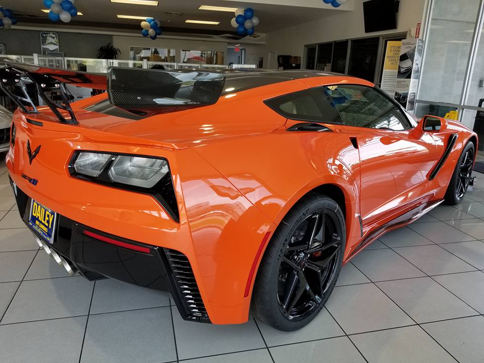 Động cơ trên kết hợp cùng hộp số tự động 8 cấp, sẽ giúp Chevrolet Corvette ZR1 2019 chỉ mất khoảng thời gian 3 giây để tăng tốc lên 100 km/h từ vị trí xuất phát trước khi đạt vận tốc tối đa 340 km/h