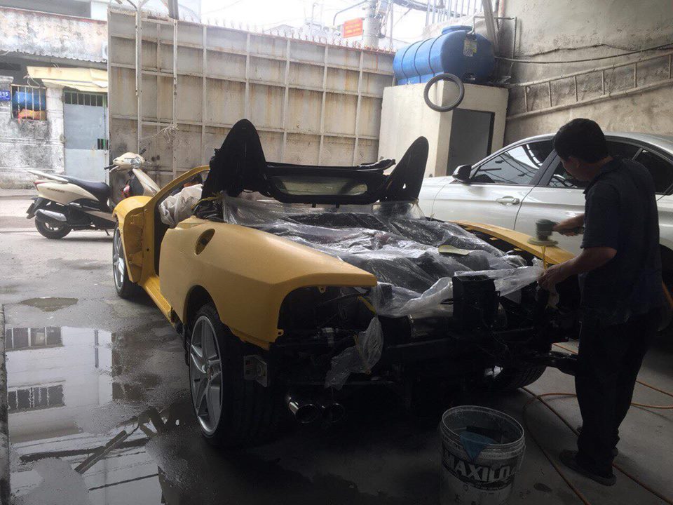 Siêu xe mui trần Ferrari 360 Spider đang được thợ Sài thành gấp rút hoàn thành