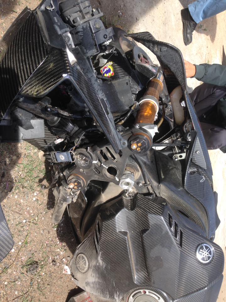 Ngoại hình chiếc Yamaha R1 bị thiệt hại nặng sau cú tông vào trụ bê tông