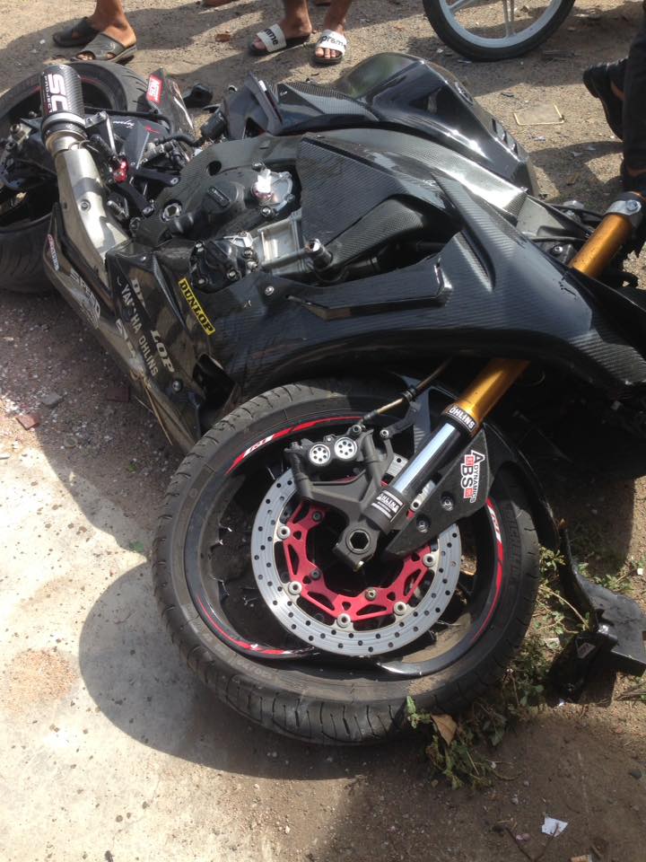 Tông vào trụ bê tông, Yamaha R1 độ thân vỏ carbon hư hỏng nặng