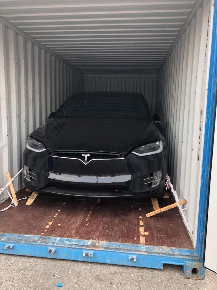 Chồng siêu mẫu Ngọc Thạch tậu SUV điện Tesla Model X P100D