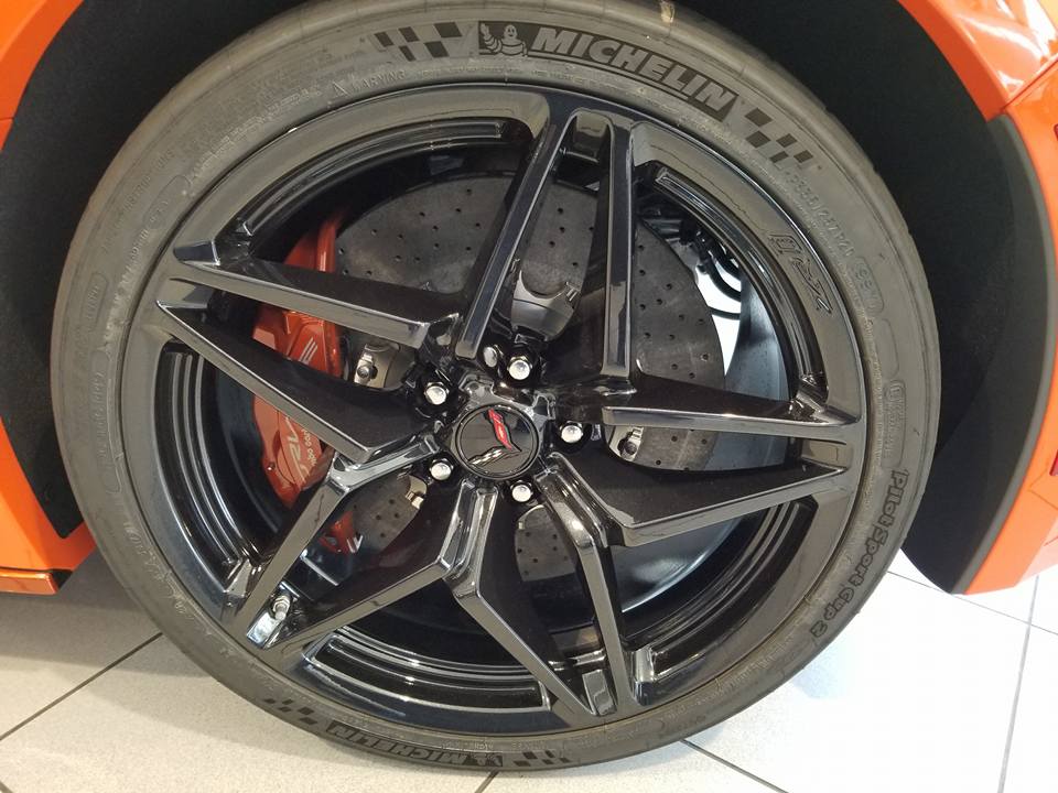 Chưa dừng lại đó, gói tuỳ chọn này còn bao gồm lốp hiệu suất cao của Michellin Pilot Sport Cup 2