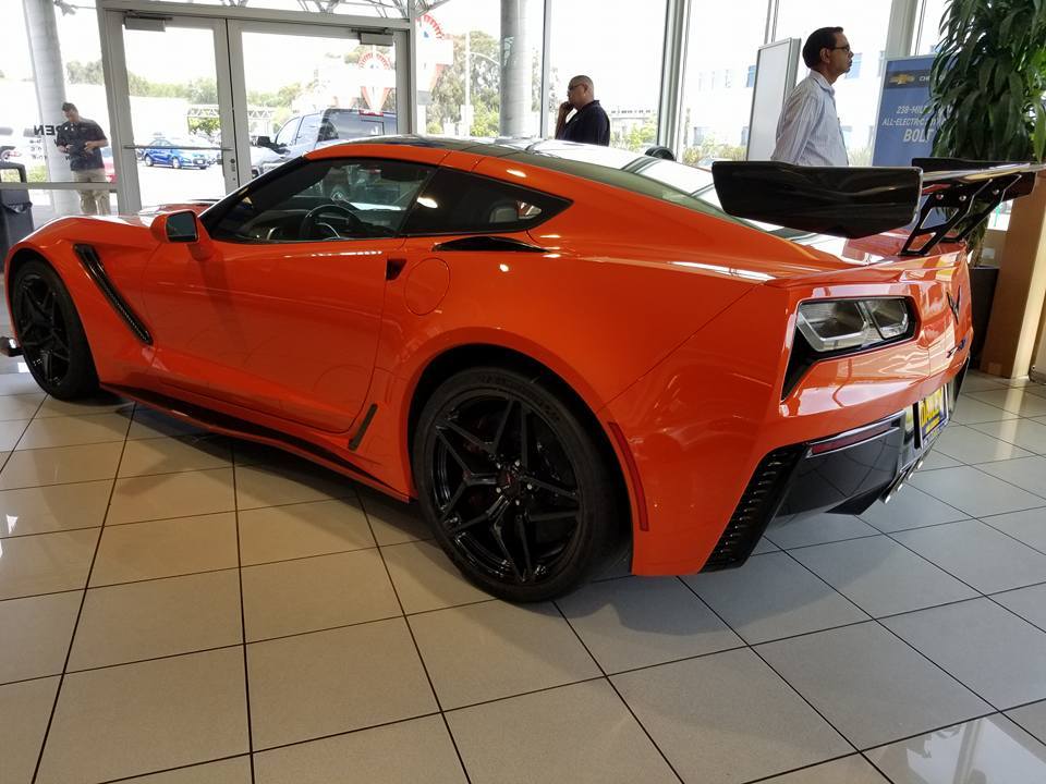 Ở phiên bản này, Corvette ZR1 có thêm cánh lướt gió phía trước, bên hông và đuôi xe bằng sợi carbon.