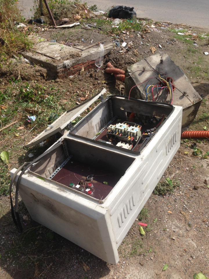 Thùng điện kế hư hỏng nặng sau khi bị chiếc mô tô phân khối lớn tông vào