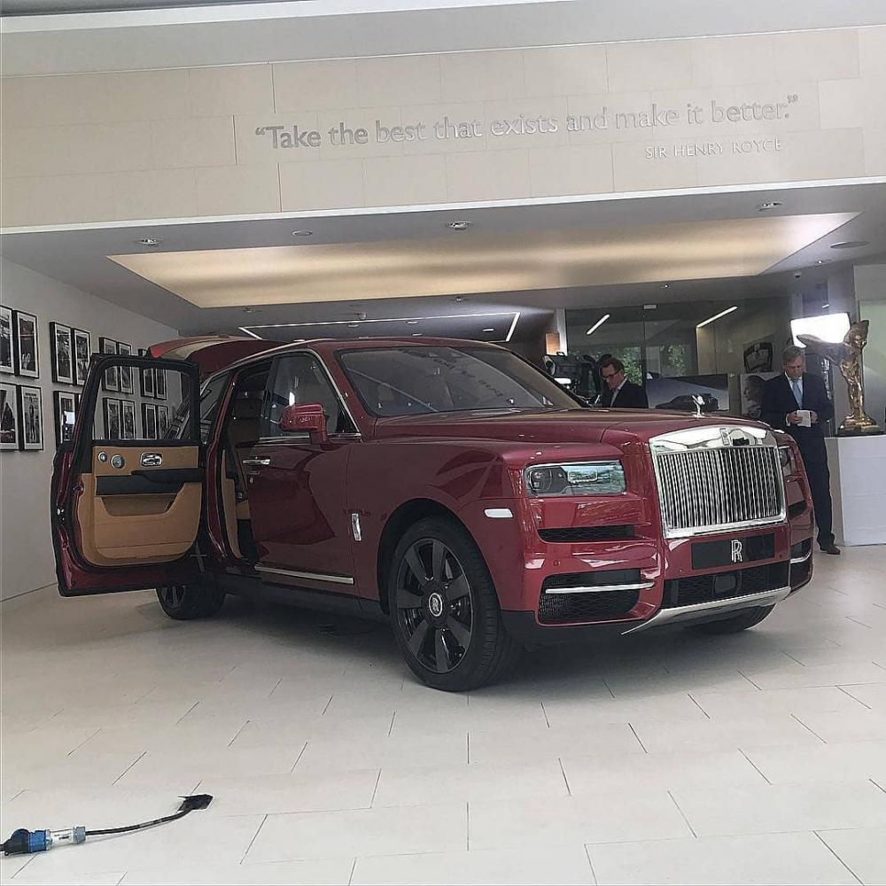 Cửa của Rolls-Royce Cullinan 2019 được thiết kế đặc biệt để người dùng không bị bẩn quần khi bước ra ngoài Cửa của Rolls-Royce Cullinan 2019 được thiết kế đặc biệt để người dùng không bị bẩn quần khi bước ra ngoài