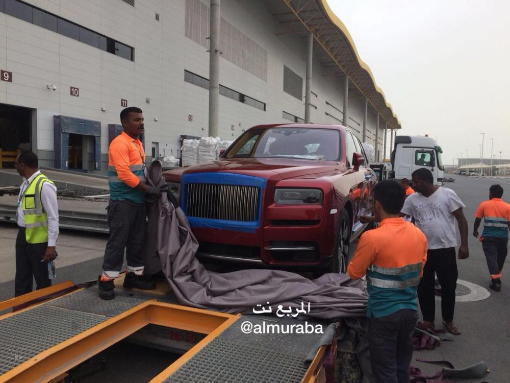 Chiếc Rolls-Royce Cullinan 2019 này được chuyển đến tay vị Tiểu vương trước khi xe chính thức ra mắt Chiếc Rolls-Royce Cullinan 2019 này được chuyển đến tay vị Tiểu vương trước khi xe chính thức ra mắt
