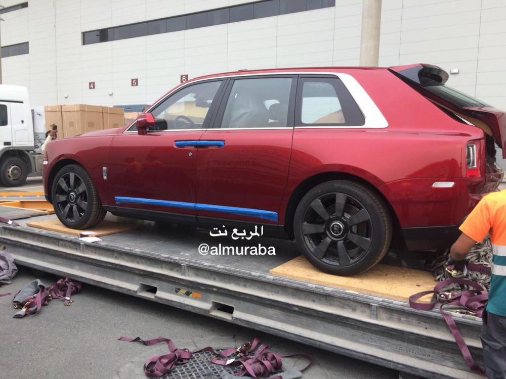 Chiếc Rolls-Royce Cullinan 2019 được sơn màui đỏ nổi bật Chiếc Rolls-Royce Cullinan 2019 được sơn màui đỏ nổi bật