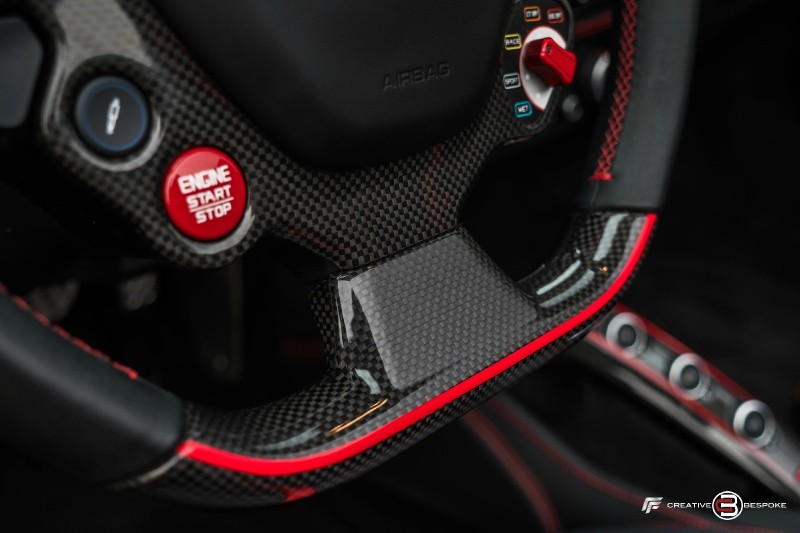 Nội thất của siêu xe này cũng được độ lại nhiều chi tiết bằng sợi carbon khá đẹp mắt Nội thất của siêu xe này cũng được độ lại nhiều chi tiết bằng sợi carbon khá đẹp mắt