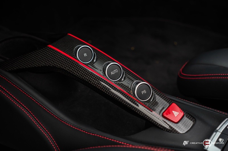 Siêu xe Ferrari 488 Spider vẫn sở hữu động cơ V8, tăng áp kép, dung tích 3.9 lít, sản sinh công suất tối đa 661 mã lực tại và mô-men xoắn cực đại 760 Nm tương tự như bản Coupe. Chiếc siêu xe mui trần này cũng chỉ mất khoảng 3 giây để tăng tốc từ 0-100 km/h. Tuy nhiên, từ 0-200 km/h thì Ferrari 488 Spider lại mất đến 8,8 giây để chạm mốc, trong khi đó, phiên bản Coupe chỉ cần 8,3 giây là hoàn thành. Siêu xe Ferrari 488 Spider vẫn sở hữu động cơ V8, tăng áp kép, dung tích 3.9 lít, sản sinh công suất tối đa 661 mã lực tại và mô-men xoắn cực đại 760 Nm tương tự như bản Coupe. Chiếc siêu xe mui trần này cũng chỉ mất khoảng 3 giây để tăng tốc từ 0-100 km/h. Tuy nhiên, từ 0-200 km/h thì Ferrari 488 Spider lại mất đến 8,8 giây để chạm mốc, trong khi đó, phiên bản Coupe chỉ cần 8,3 giây là hoàn thành.