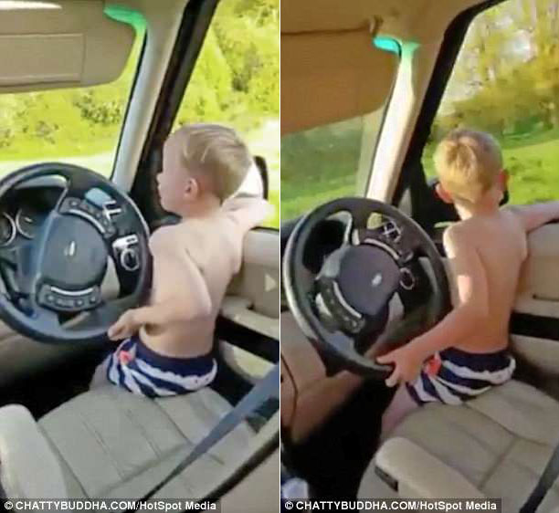 Teddie đặt một tay lên cửa sổ như người lớn