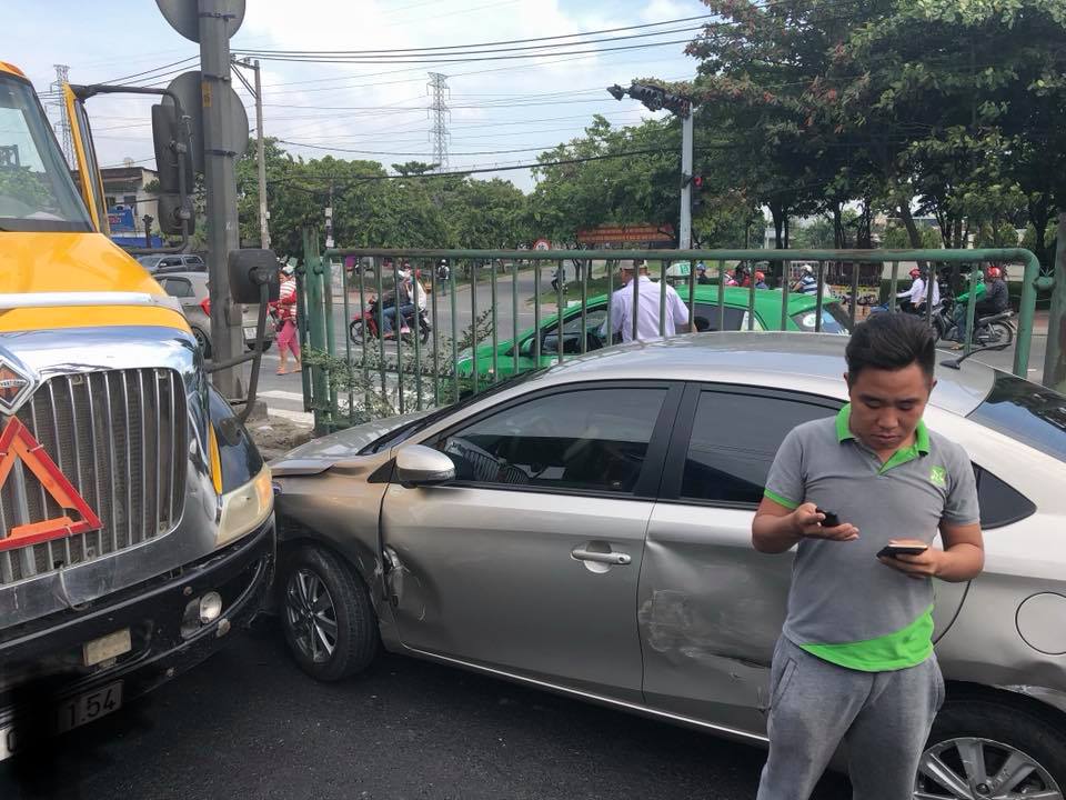 Sườn xe bên trái cũng bị ảnh hưởng